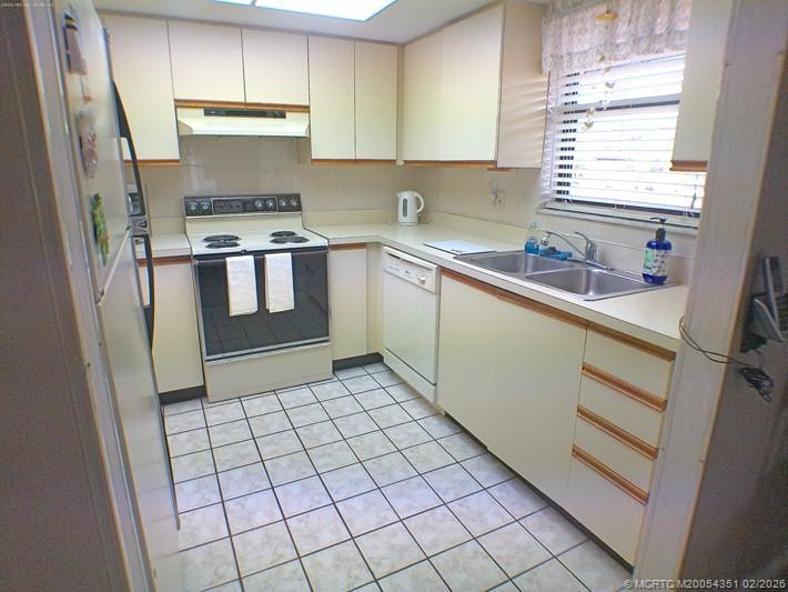 Image 4: KITCHEN