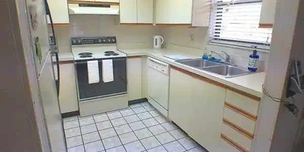 Image 4: KITCHEN