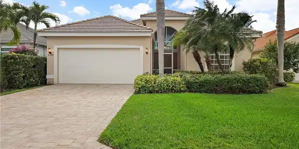 3190 SE Carrick Green Court