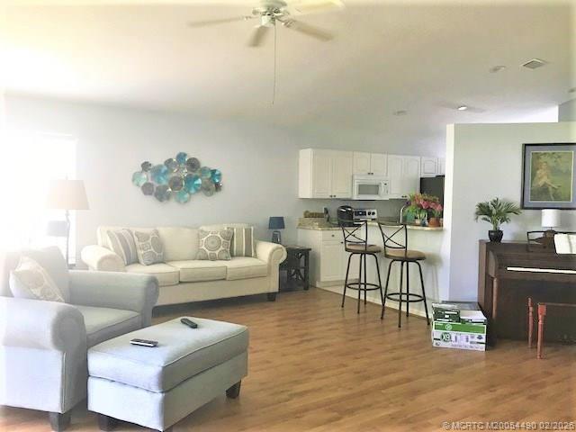 Image 4: Large living room with vaulted ceiling