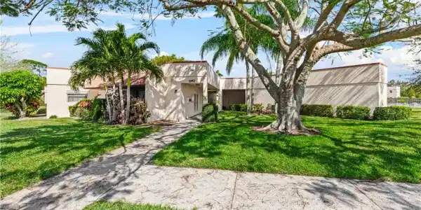 1957 NE Collins Circle
