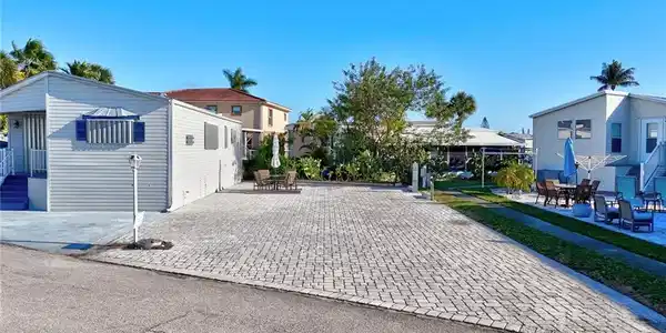 462 Nettles Boulevard