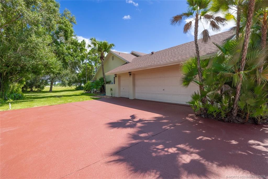 Image 3: 2+ Side Load Garage W/golf cart Storage