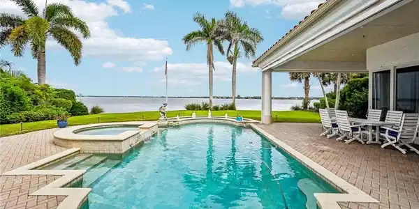Image 4: Pool/Spa