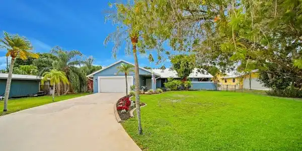 870 SW Gardens Boulevard