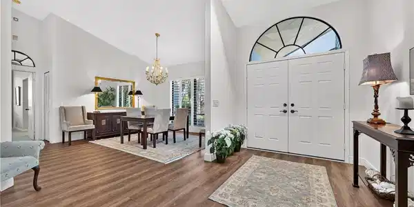 Image 4: Foyer