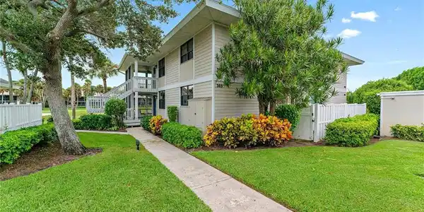 303 NE Golfview Circle