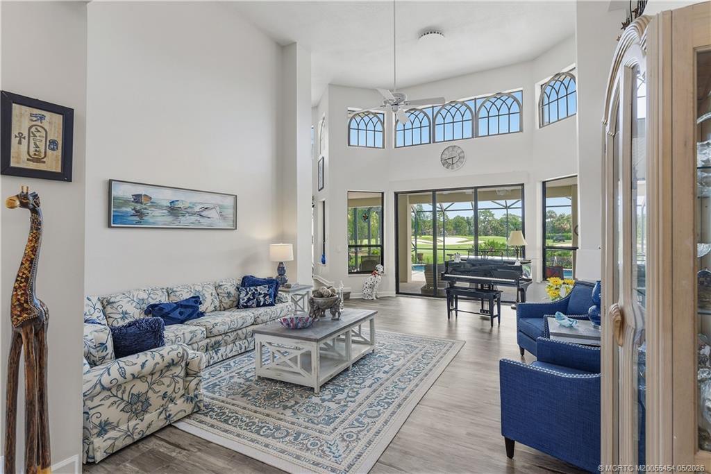Image 4: Living Room