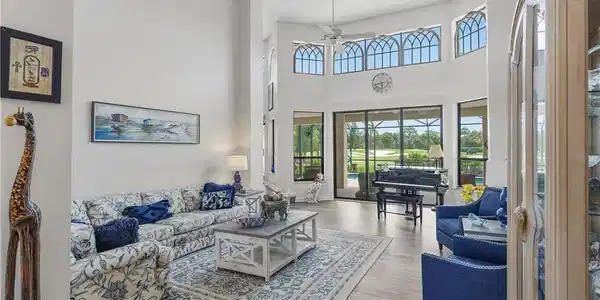 Image 4: Living Room