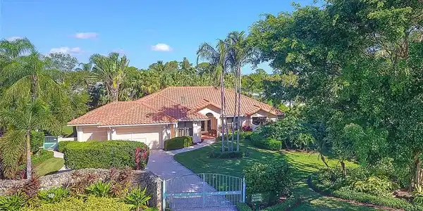 511 SW Bay Pointe Circle
