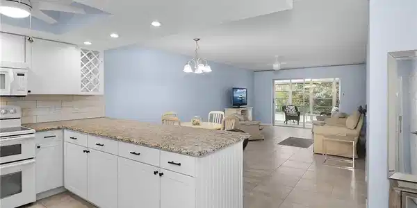 Image 2: Beautifully remodeled kitchen