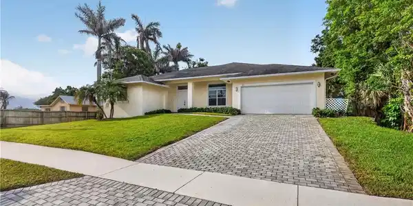 Image 2: CBS beauty with no HOA, deed restrictions