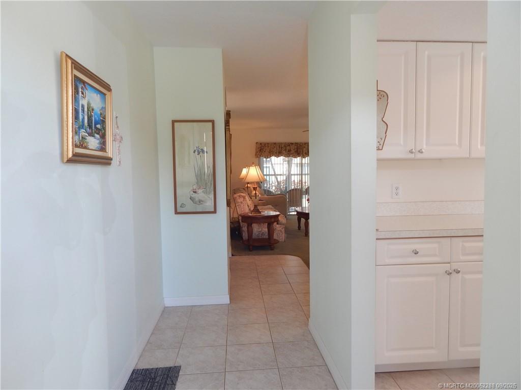 Image 4: 36-3 Entryway