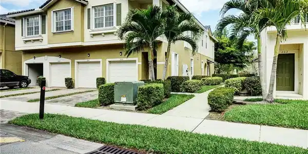 3041 SE Lexington Lakes Drive