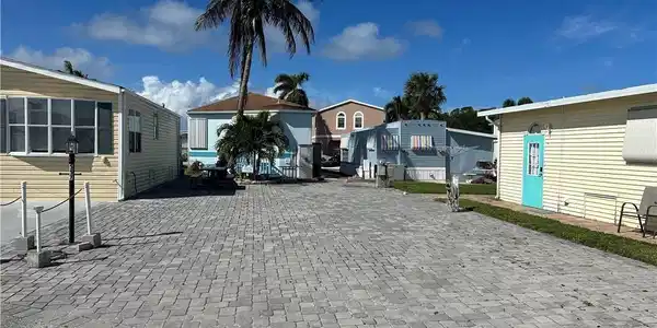 557 Nettles Boulevard