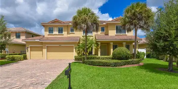 2123 NW Winterberry Trail