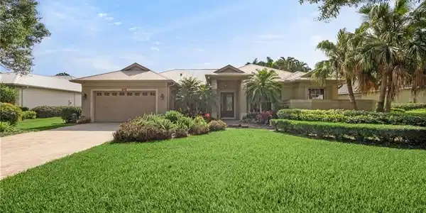 673 SW Whispering Palm Lane