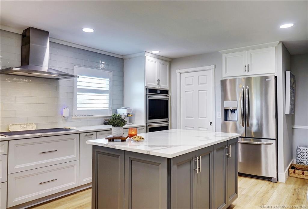 Image 2: Kitchen toward pantry door closed