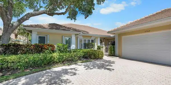Image 2: 2 car garage + golf cart