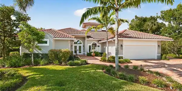 2020 NW Royal Fern Court