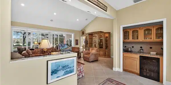 Image 3: Foyer Entry