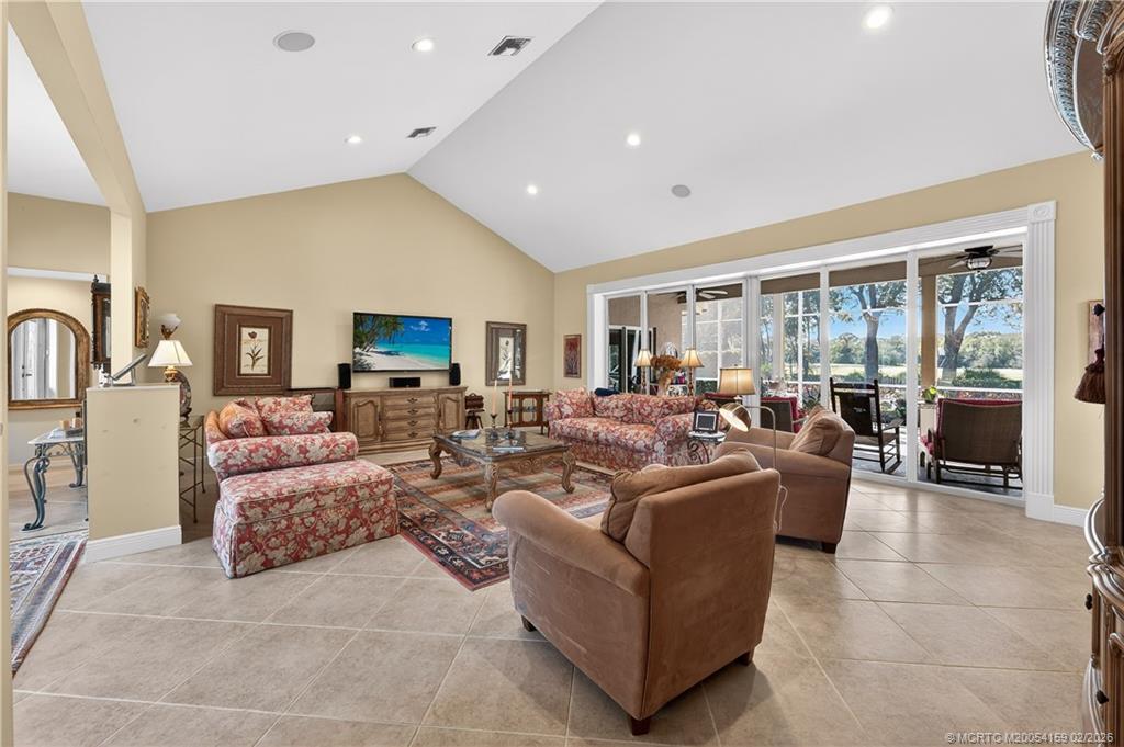 Image 4: Living Room