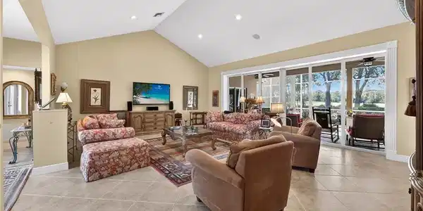 Image 4: Living Room