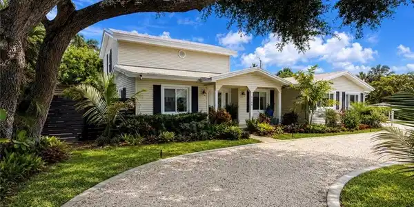 5188 NE Shore Village Terrace
