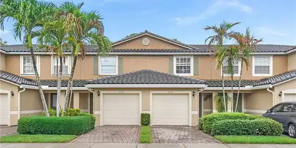3010 SE Lexington Lakes Drive