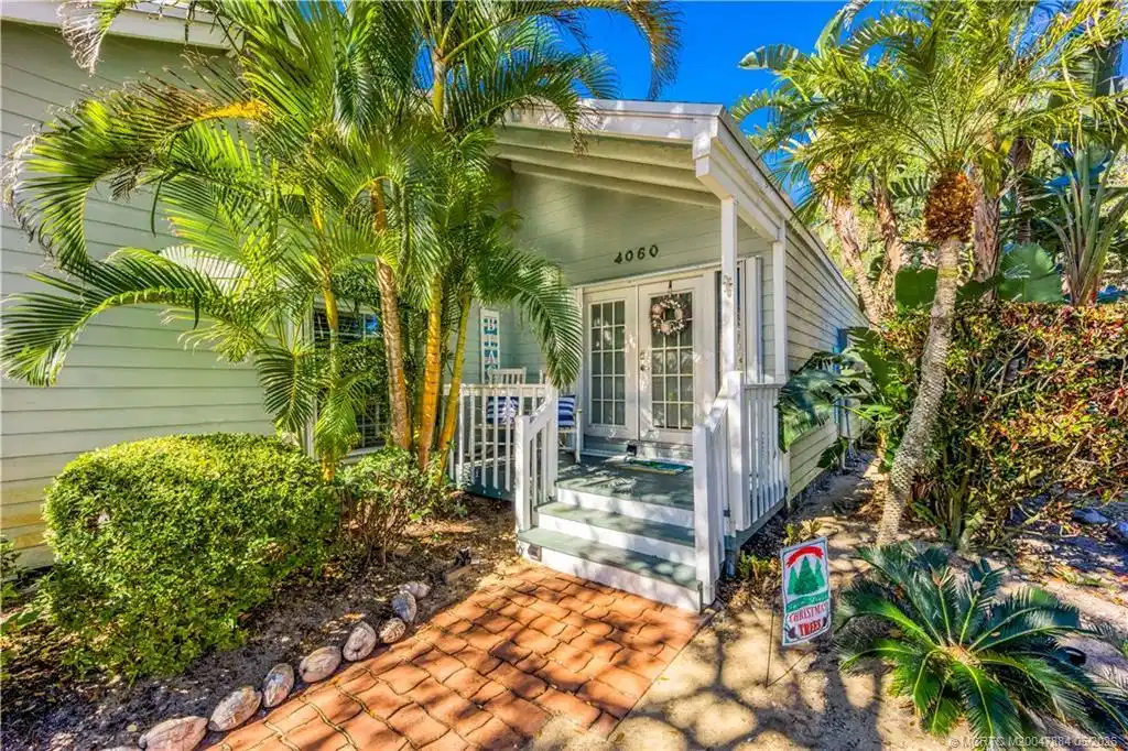 Image 1: Charming entry
