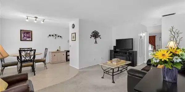 Image 4: Open floor plan.