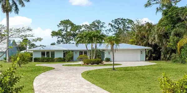 854 NW Spruce Ridge Drive
