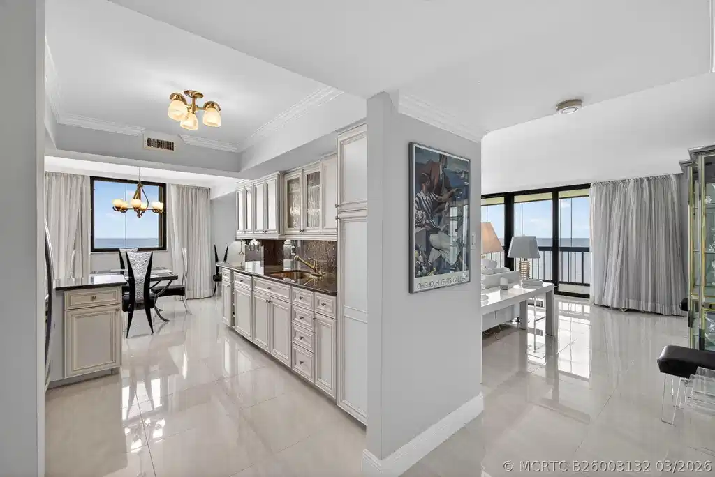 Image 1: Living/Kitchen