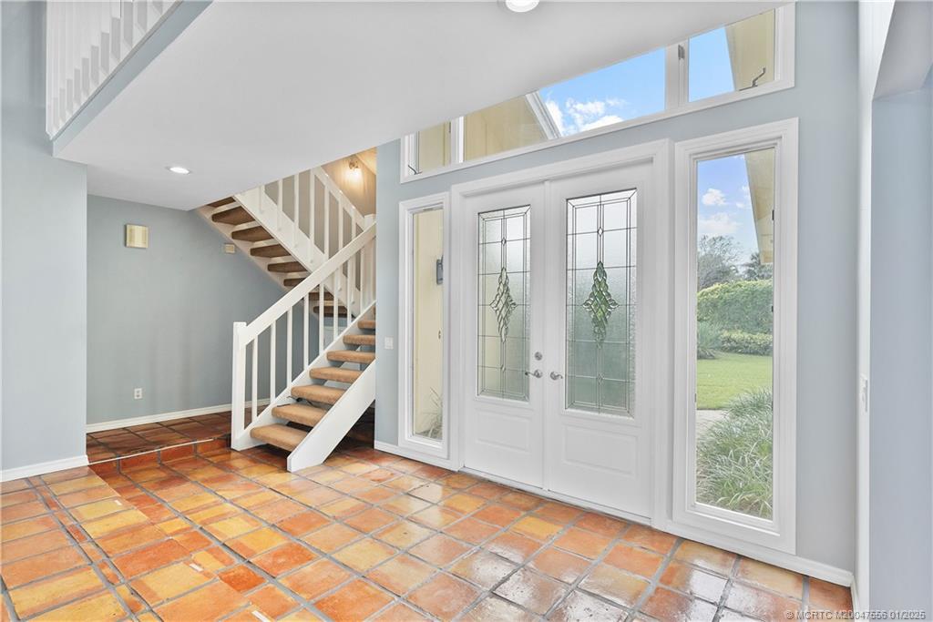 Image 3: Double door entry