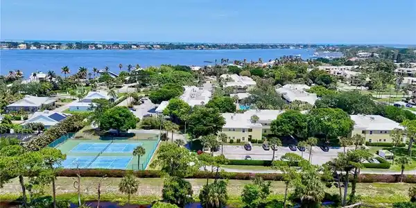 1600 SE Saint Lucie Boulevard