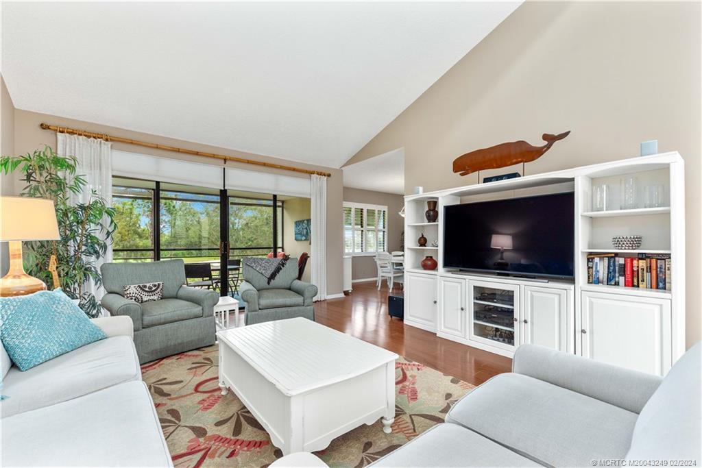 Image 4: Living Room