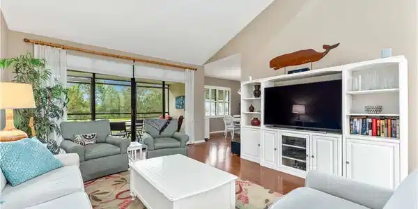 Image 4: Living Room