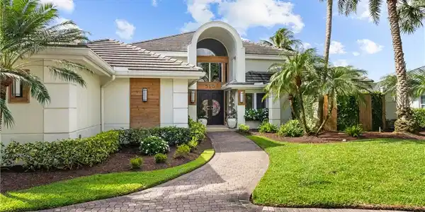 560 SW Bay Pointe Circle