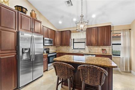 2802 SW Mariposa Circle