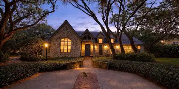 10 Pineapple Lane