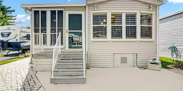 587 Nettles Boulevard