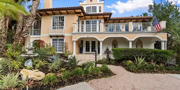 6 Castle Hill Way