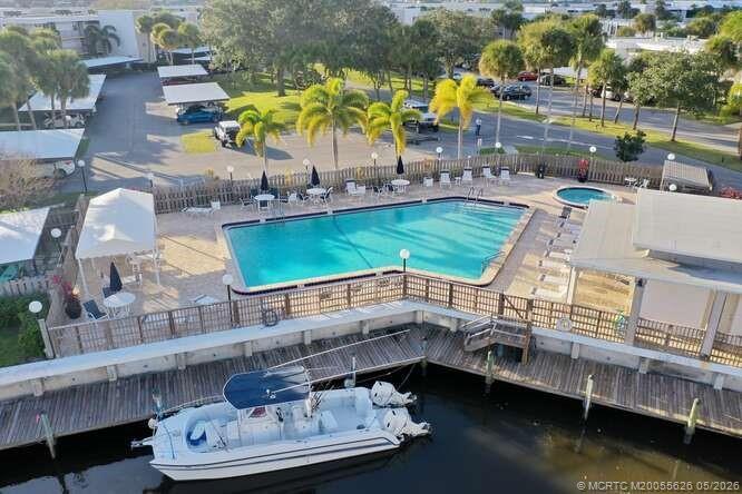 Image 2: Dockage to 36ft!