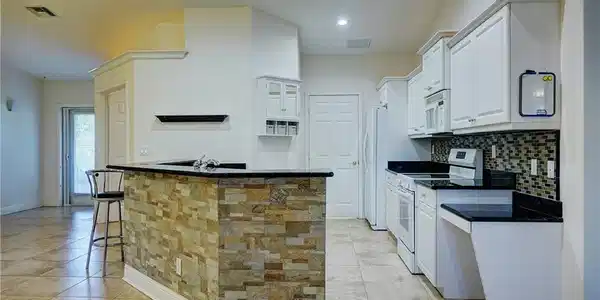 Image 4: Breakfast bar and kitchen view