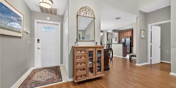 Image 3: Foyer Entry