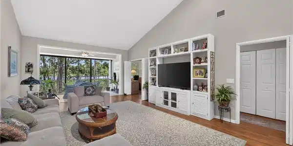 Image 4: Living Room