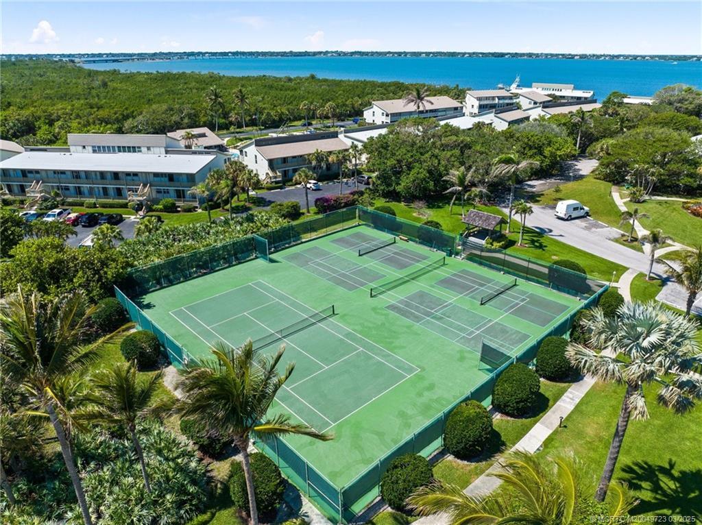 Image 4: Tennis & pickleball courts available.