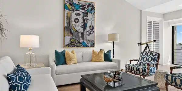 Image 4: Living Room