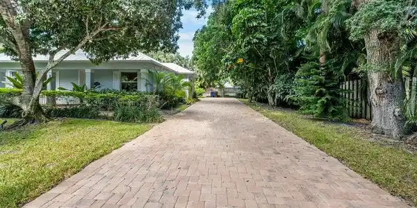 Image 4: LARGE, Oversized paver driveway...rooms for lots o