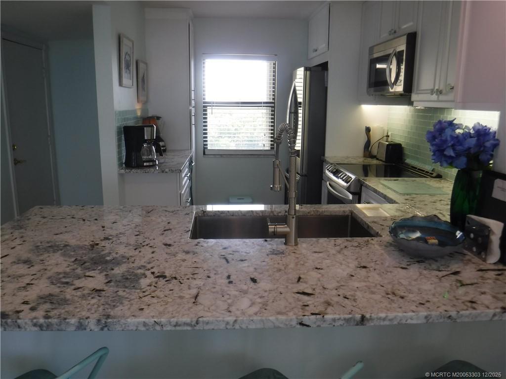 Image 4: Granite countertops